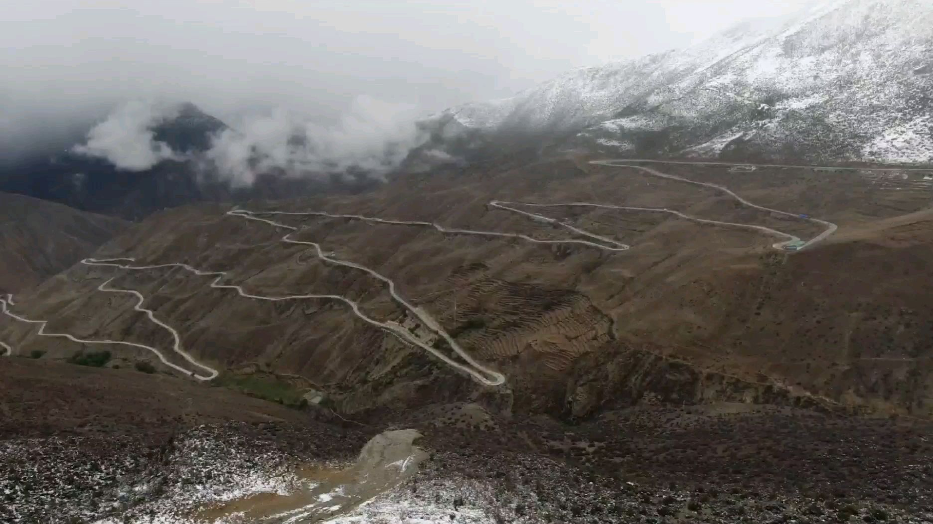 4658米的业拉山下起了大雪,路面结冰,我没带防滑链啊,而且还堵车了